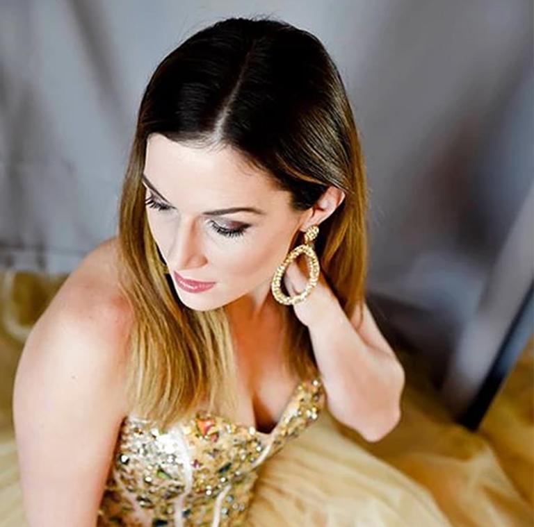 Žena so zlatými náušnicami