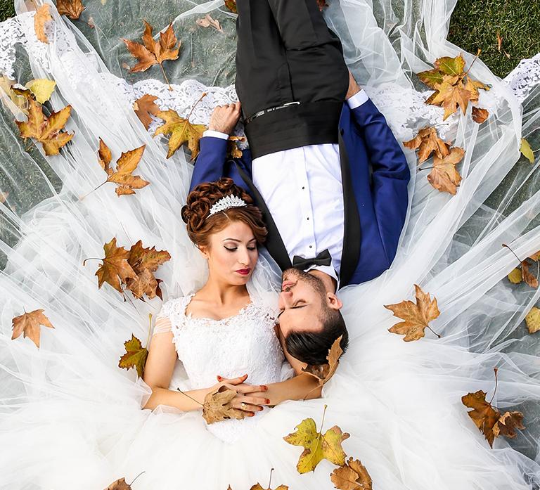 Mladý pár leží na&nbsp;tráve