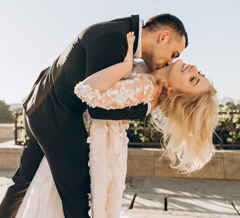 Ženích bozkáva nevestu