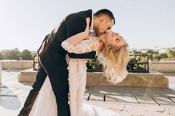 Ženích pobozkal nevestu